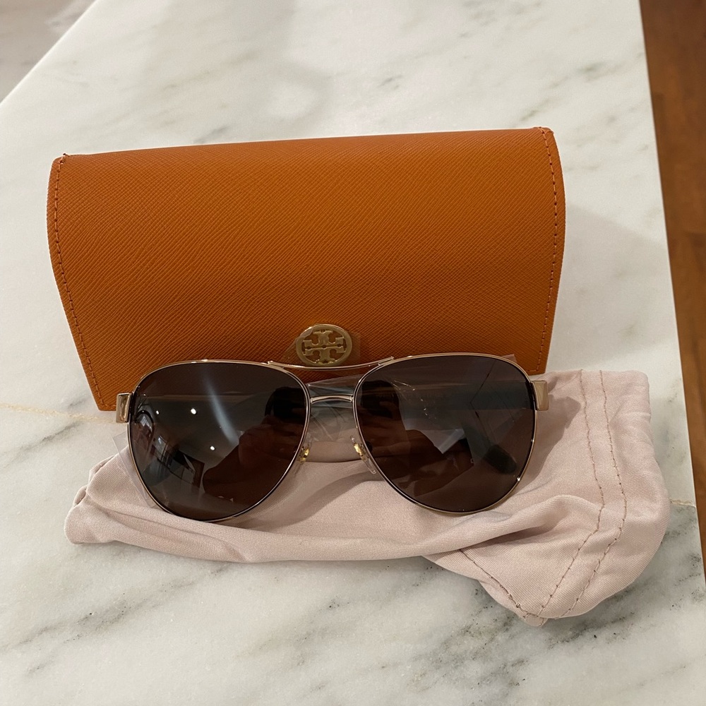 Tory burch brown gradient polarized aviators. New in original box.